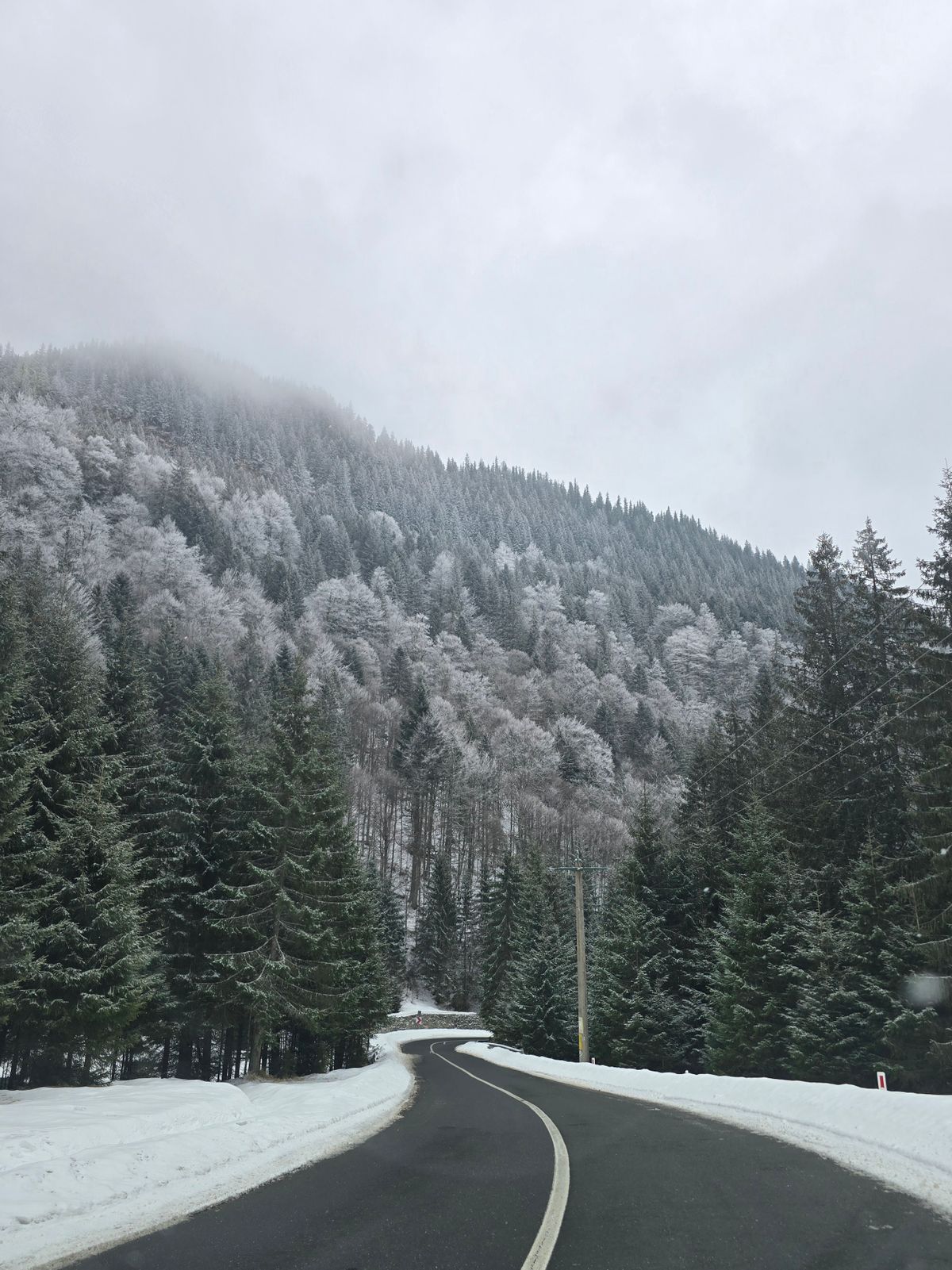 Route de montagne enneigée vers une station de ski